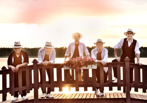 KESKIVIIKKOTANSSIT: Pekkaniskan pojat